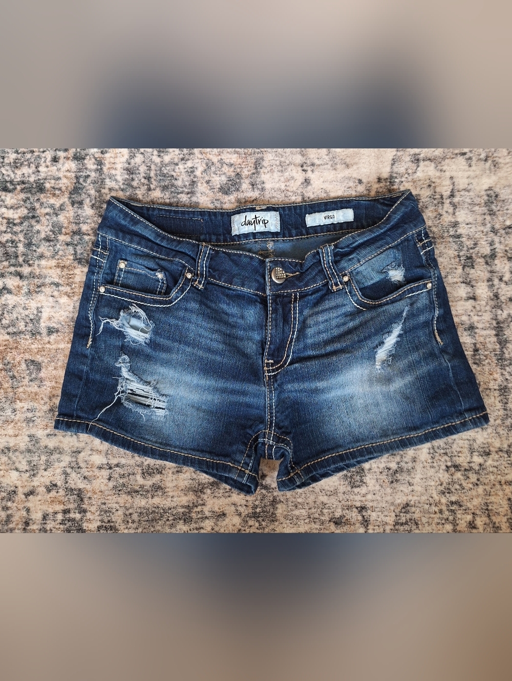 Daytrip Virgo Women's Distressed Shorts - Sz 29